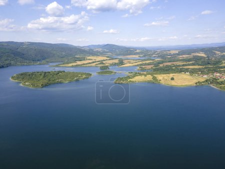 Luftaufnahme des Stausees Yovkovtsi, Region Veliko Tarnovo, Bulgarien