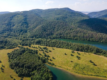 Vue aérienne du réservoir Yovkovtsi, région de Veliko Tarnovo, Bulgarie