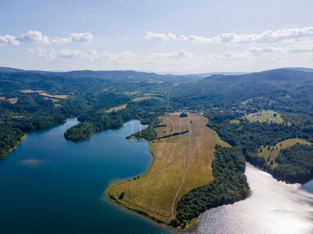 Vue aérienne du réservoir Yovkovtsi, région de Veliko Tarnovo, Bulgarie