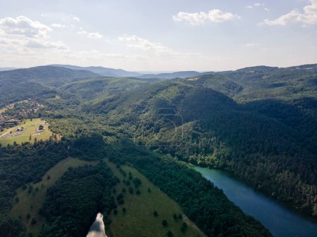 Vista aérea del embalse de Yovkovtsi, región de Veliko Tarnovo, Bulgaria