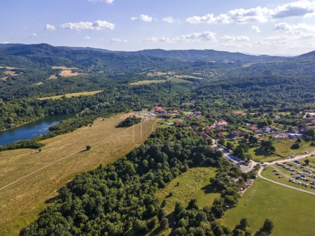 Luftaufnahme des Stausees Yovkovtsi, Region Veliko Tarnovo, Bulgarien