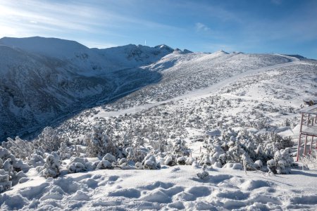 Increíble paisaje de invierno de la montaña de Rila cerca del pico Musala, Bulgaria