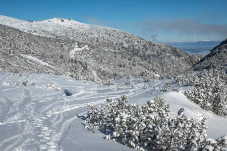 Increíble paisaje de invierno de la montaña de Rila cerca del pico Musala, Bulgaria