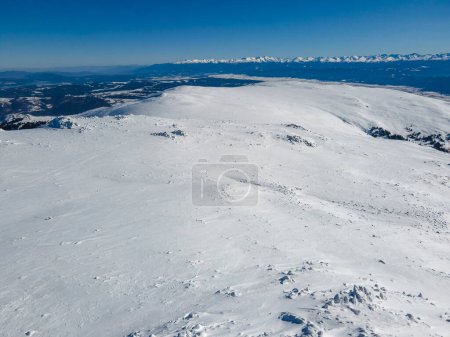 Vista aérea de invierno de la montaña Vitosha cerca del pico Cherni Vrah, región de la ciudad de Sofía, Bulgaria