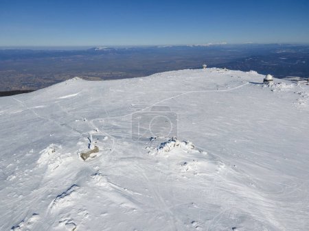 Vista aérea de invierno de la montaña Vitosha cerca del pico Cherni Vrah, región de la ciudad de Sofía, Bulgaria