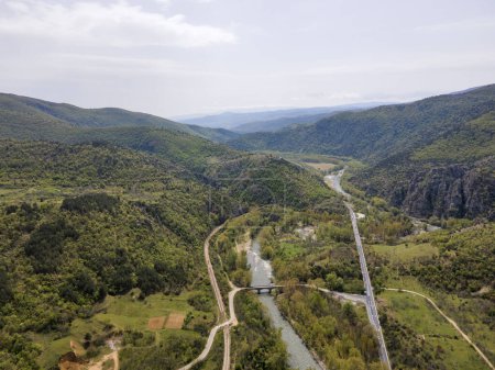 Erstaunliche Luftaufnahme des Flusses Struma, der durch die Kresna-Schlucht fließt, Bulgarien