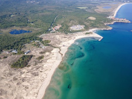 Vista aérea de la costa trasera del mar cerca de la playa de Arkutino, Región de Burgas, Bulgaria