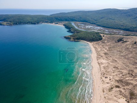 Vista aérea de la costa trasera del mar cerca de la playa de Arkutino, Región de Burgas, Bulgaria