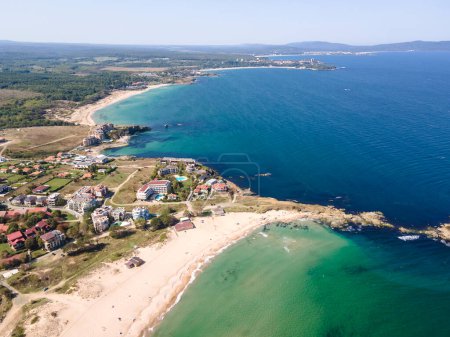 Téléchargez les photos : Vue aérienne de la côte de la mer Noire près du village de Lozenets, Région de Burgas, Bulgarie - en image libre de droit
