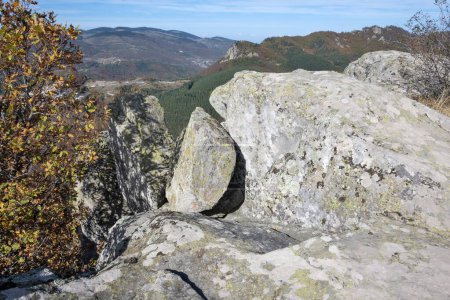 Vista otoñal de Belintash - antiguo santuario dedicado al dios Sabazios en las montañas Rhodope, Bulgaria