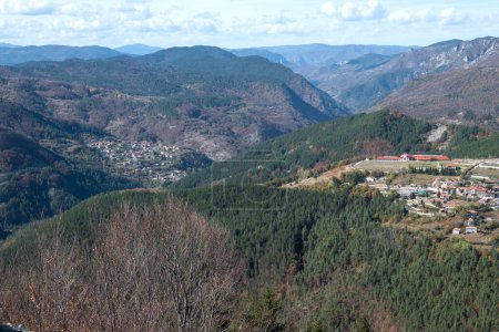 Vista otoñal de Belintash - antiguo santuario dedicado al dios Sabazios en las montañas Rhodope, Bulgaria