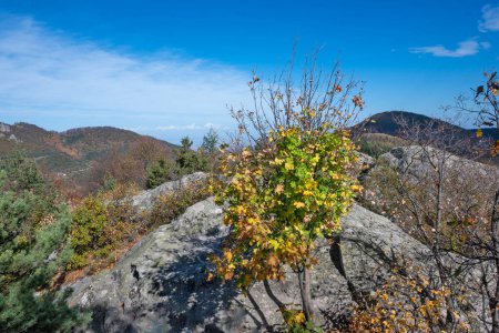 Herbst-Ansicht von Belintash - altes Heiligtum zu Ehren des Gottes Sabazios in den Rhodopen, Bulgarien