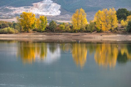 Herbst Ansicht der Vierzig Quellen Reservoir in der Nähe der Stadt Asenovgrad, Region Plovdiv, Bulgarien
