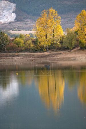 Vue d'automne du réservoir de Forty Springs près de la ville d'Asenovgrad, région de Plovdiv, Bulgarie