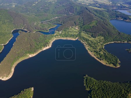 Luftaufnahme des Topolnitsa-Stausees, Sredna Gora Gebirge, Bulgarien