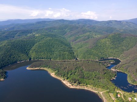 Vue aérienne du printemps du réservoir Topolnitsa, montagne Sredna Gora, Bulgarie