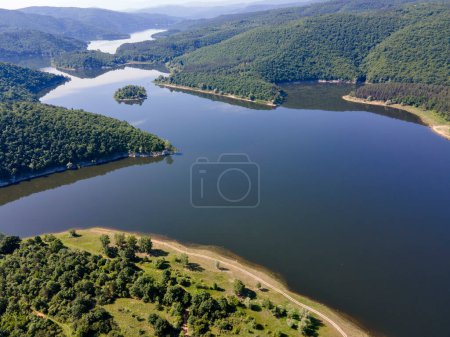 Luftaufnahme des Topolnitsa-Stausees, Sredna Gora Gebirge, Bulgarien