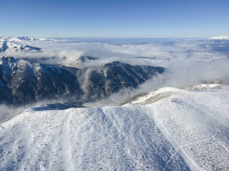 Increíble vista aérea de invierno de la montaña Rila cerca del pico Musala, Bulgaria