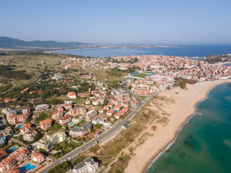 Vista aérea de la ciudad de Sozopol y la playa de Harmanite, Región de Burgas, Bulgaria