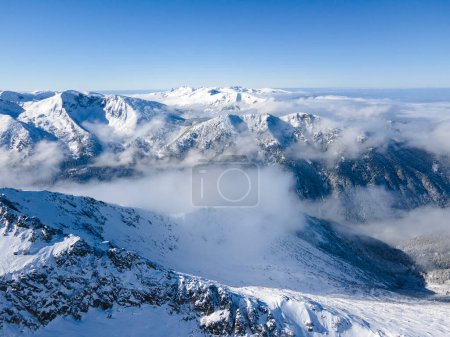 Increíble vista aérea de invierno de la montaña Rila cerca del pico Musala, Bulgaria