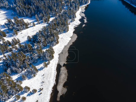 Luftaufnahme des Beglika-Stausees im Winter mit Eis bedeckt, Pazardzhik-Region, Bulgarien
