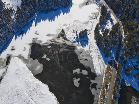 Vue aérienne d'hiver du réservoir Beglika recouvert de glace, région de Pazardzhik, Bulgarie