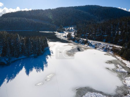 Luftaufnahme des Beglika-Stausees im Winter mit Eis bedeckt, Pazardzhik-Region, Bulgarien