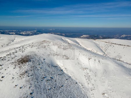 Incroyable vue aérienne d'hiver sur les montagnes des Balkans autour du col de Beklemeto, Bulgarie