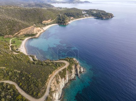 Foto de Increíble vista de la costa de Sithonia cerca de Azapiko North Beach, Chalkidiki, Macedonia Central, Grecia - Imagen libre de derechos