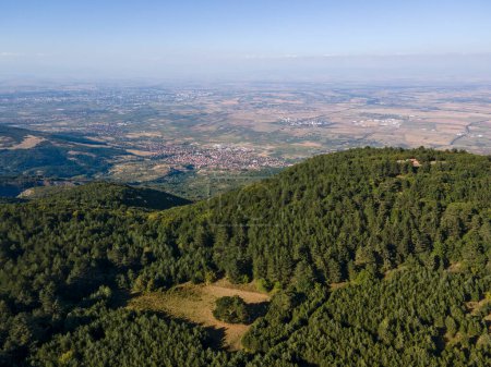 Vista aérea de la montaña Rhodopes cerca del pueblo de Yavrovo, región de Plovdiv, Bulgaria