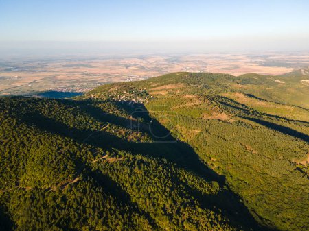 Vista aérea de la montaña Rhodopes cerca del pueblo de Yavrovo, región de Plovdiv, Bulgaria
