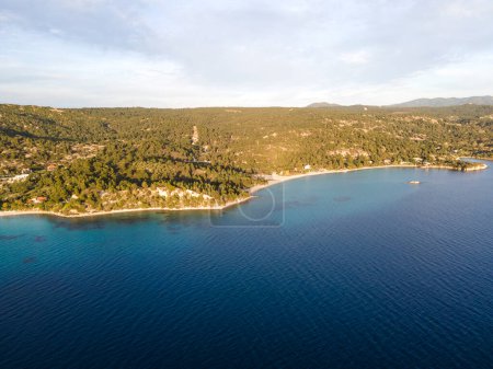 Toller Blick auf die Küste von Sithonia in der Nähe von Koviou Beach, Chalkidiki, Zentralmakedonien, Griechenland
