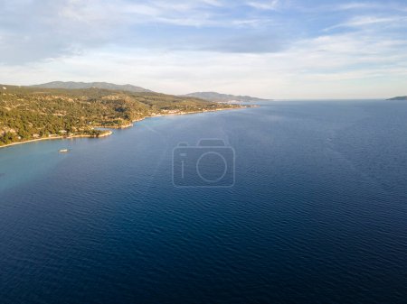 Increíble vista de la costa de Sithonia cerca de la playa de Koviou, Chalkidiki, Macedonia Central, Grecia