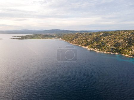 Foto de Increíble vista de la costa de Sithonia cerca de la playa de Koviou, Chalkidiki, Macedonia Central, Grecia - Imagen libre de derechos