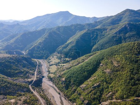 Vue aérienne imprenable sur les montagnes Rhodopes près du réservoir Borovitsa, Bulgarie