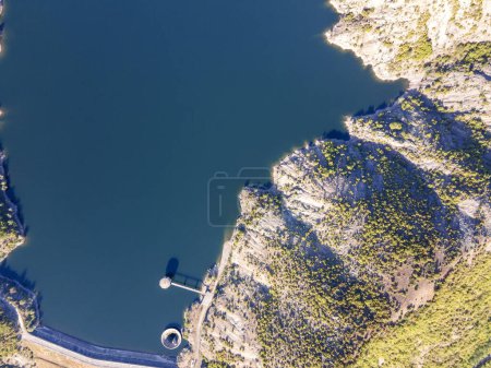 Erstaunliche Luftaufnahme der Rhodopen in der Nähe des Borovitsa-Stausees, Bulgarien