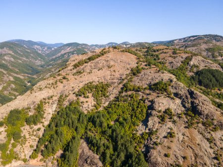 Vue aérienne imprenable sur les montagnes Rhodopes près du réservoir Borovitsa, Bulgarie