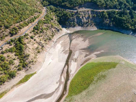 Incroyable vue aérienne de la rivière Borovitsa à Rhodope Mountains, Bulgarie