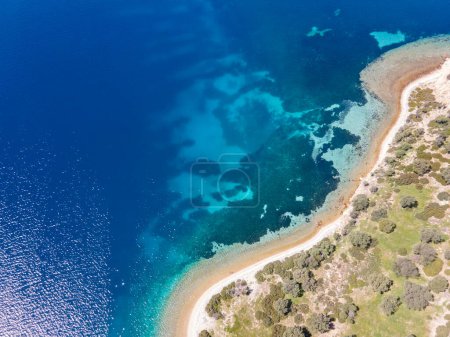 Erstaunlicher Blick auf die Küste von Sithonia in der Nähe von Lagonisi Beach, Chalkidiki, Zentralmakedonien, Griechenland