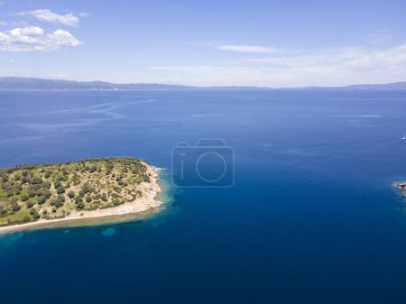 Vue imprenable sur le littoral de Sithonie près de la plage de Lagonisi, Chalcidique, Macédoine centrale, Grèce
