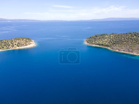 Erstaunlicher Blick auf die Küste von Sithonia in der Nähe von Lagonisi Beach, Chalkidiki, Zentralmakedonien, Griechenland