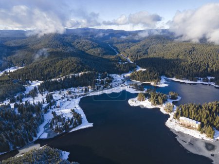 Téléchargez les photos : Aerial winter view of Shiroka polyana (Wide meadow) Reservoir, Pazardzhik Region, Bulgaria - en image libre de droit