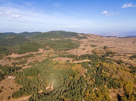 Vista aérea de la Reserva de la Biosfera de la Muralla Roja en las Montañas Rhodope, Región de Plovdiv, Bulgaria