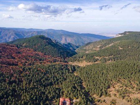 Vista aérea de la Reserva de la Biosfera de la Muralla Roja en las Montañas Rhodope, Región de Plovdiv, Bulgaria