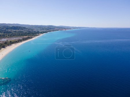 Toller Blick auf die Küste von Kassandra in der Nähe des Lagunenstrandes, Chalkidiki, Zentralmakedonien, Griechenland
