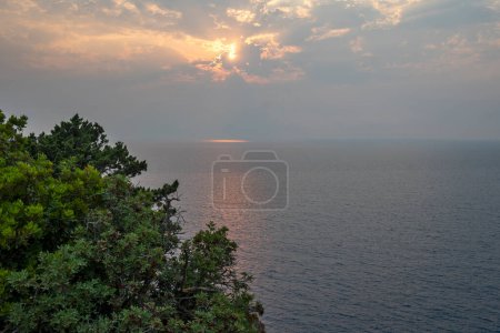 Erstaunlicher Sonnenuntergang mit Blick auf die Küste von Lefkada, Ionische Inseln, Griechenland