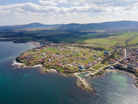 Téléchargez les photos : Vue aérienne de la côte de la mer Noire près du village de Lozenets, Région de Burgas, Bulgarie - en image libre de droit