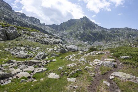 Erstaunliche Sommerlandschaft des Rila-Gebirges in der Nähe des Kalin-Gipfels, Bulgarien