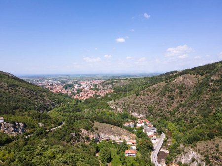 Luftaufnahme der Rhodopen in der Nähe der Stadt Asenovgrad, Region Plovdiv, Bulgarien