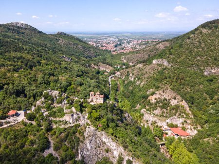 Luftaufnahme der Rhodopen in der Nähe der Stadt Asenovgrad, Region Plovdiv, Bulgarien